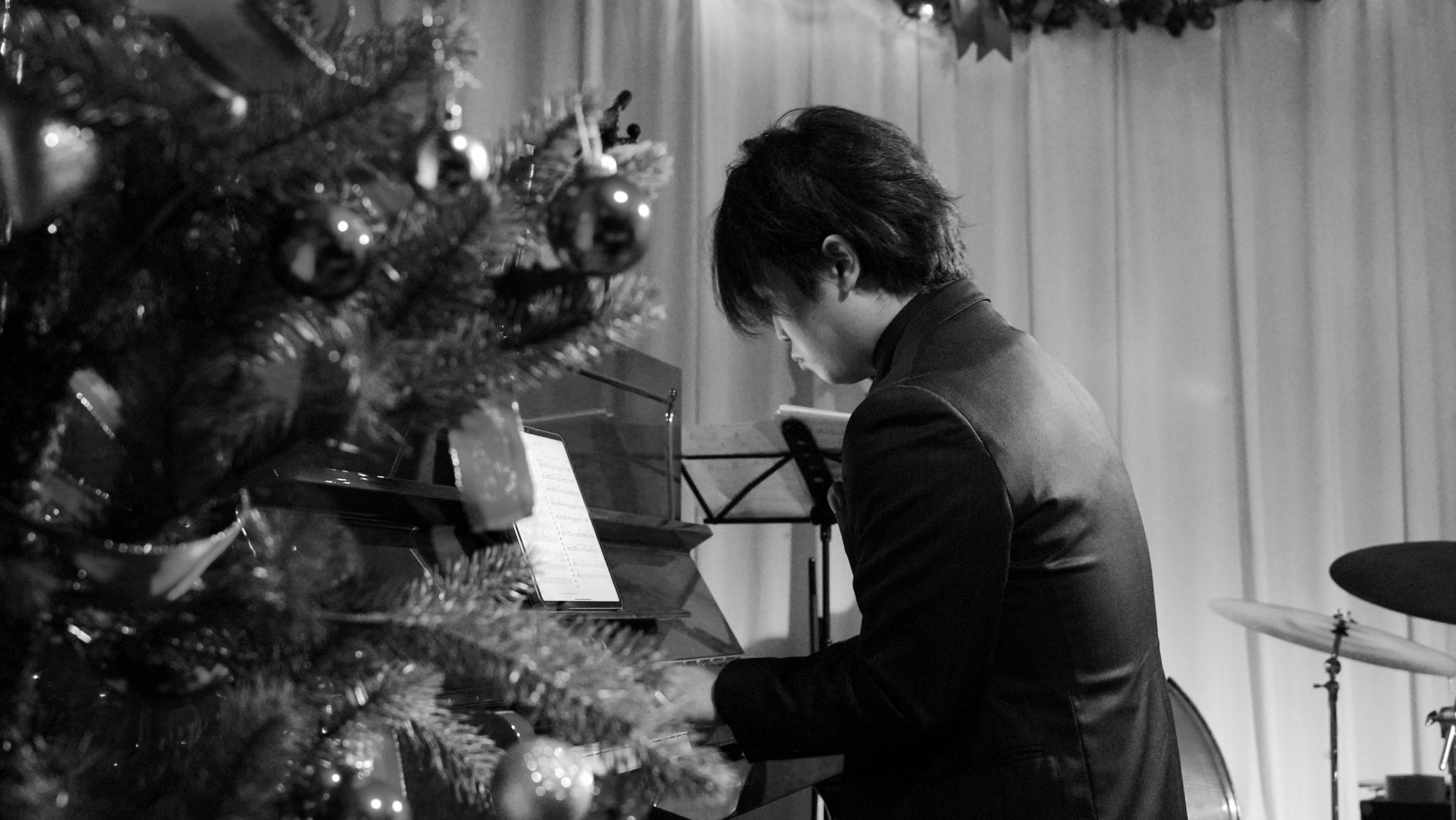 Nui performing at the keyboard